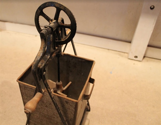BOXED HAND CHURN